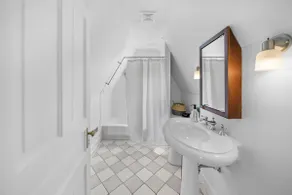 Hyde Park 2BR/2BA Penthouse with Private Patio - Image 4