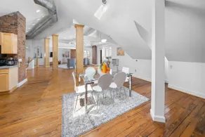 Hyde Park 2BR/2BA Penthouse with Private Patio - Image 2