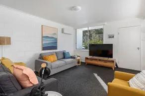 Cosy apartment 10 mins from city centre - Image 2