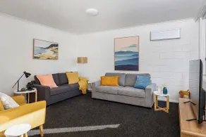 Cosy apartment 10 mins from city centre - Image 3