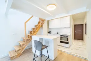 Modern Loft Apartment w/free parking No.3 - Image 5