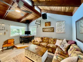 Lang's Cabin for 6 - 10 Guests with Hot Tub! - Image 5