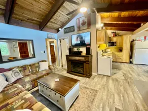 Lang's Cabin for 6 - 10 Guests with Hot Tub! - Image 3