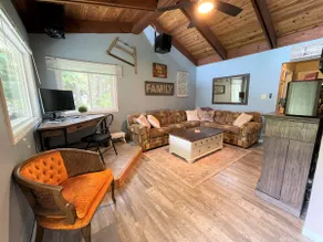 Lang's Cabin for 6 - 10 Guests with Hot Tub! - Image 4