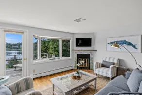 Waterfront, No Pet Fee, Fenced Yard, Close to Town and Beach - Image 4