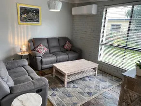 Stylishly renovated bungalow - Image 4