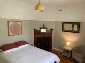 Stylishly renovated bungalow - Image 3