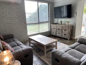 Stylishly renovated bungalow - Image 5