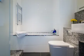 2 Berth Luxury Lakeside Apartment - Image 4