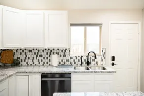 Modern Central 2BR/2BA Condo • 2 Kings • U of A - Image 4