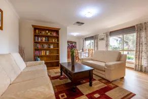 Barossa Get-a-Way / Sleeps 10 - Spa/Wifi/Foxtel - Perfect for Groups & Families - Image 2