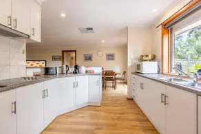 Barossa Get-a-Way / Sleeps 10 - Spa/Wifi/Foxtel - Perfect for Groups & Families - Image 4