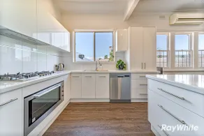 Family home, pet friendly, sleeps 10, CBD 1km - Image 3