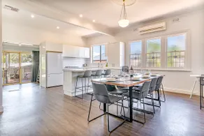 Family home, pet friendly, sleeps 10, CBD 1km - Image 4