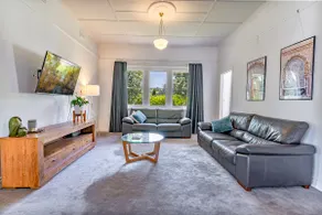 Family home, pet friendly, sleeps 10, CBD 1km - Image 5