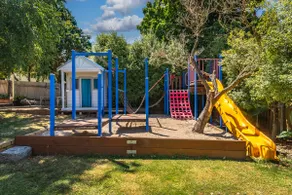 Family home, pet friendly, sleeps 10, CBD 1km - Image 2