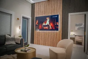 Elegant & Chic Condo Prime Location Run by Owners - Image 4
