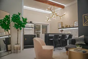 Elegant & Chic Condo Prime Location Run by Owners - Image 2