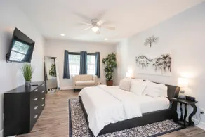 New Hot Tub, Spacious, Near Downtown - Image 4
