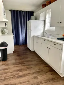 The Hummingbird: Private Bathrooms, Pet Friendly - Image 3