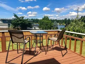 Lakeview 2 Bds with Deck & Grassy Yard - Image 2