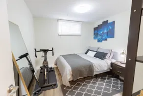 Modern 2 Bed Home w/ Free Parking - Suitable for 3 - Image 5