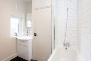 3 bed penthouse above quaint pub - Image 5
