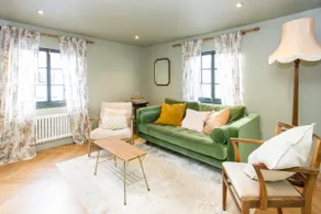 3 bed penthouse above quaint pub - Image 3