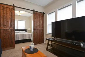 Close to Downtown, Home Away - Image 3