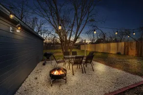 The Waco Charmer: Close to all the attractions! - Image 3