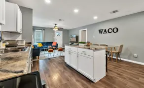 The Waco Charmer: Close to all the attractions! - Image 5
