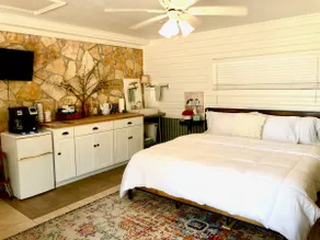 Birdhouse Cottage at the Lake - King Bed - Image 4