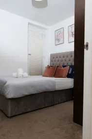 Luxurious 5 Bedroom Home off M1 -Junction 14 MK - Image 3