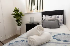 Luxurious 5 Bedroom Home off M1 -Junction 14 MK - Image 4