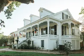 Spacious 1835 home close to downtown and the river - Image 2