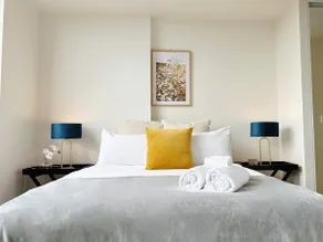 Chic 1BR Condo next to Croydon Station - Image 3