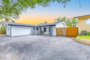Casa Tropicana - Heated Pool, Game Room & Mins from beach - Image 3