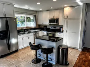 Charming 5 Bedroom Retreat Near Beaches - Image 4