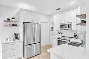 Luxury Designer San Marco Oasis-Sleeps 6 - Image 4