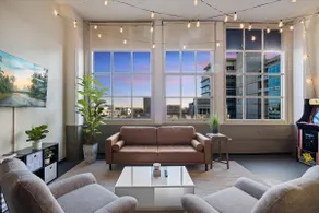 Downtown Retreat|King Suite, Free Parking & Games - Image 2