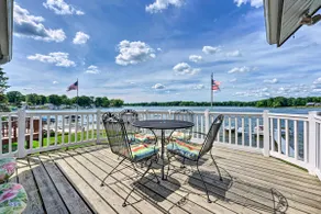 Large Lake House: Expansive View - Image 2