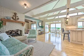 Large Lake House: Expansive View - Image 5