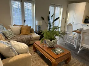 The Pelican Room-converted Cart Lodge near airport - Image 3