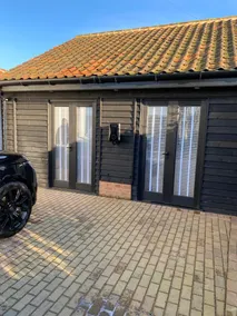 The Pelican Room-converted Cart Lodge near airport - Image 5