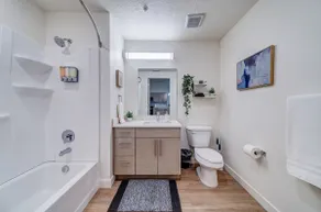 Canyon Vista 1bd w/ King Size Bed, Hot Tub & Gym - Image 5