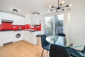 Pass the Keys Stylish 4 Bedroom Home with Parking in Borehamwood - Image 4