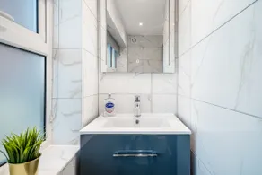 Pass the Keys Stylish 4 Bedroom Home with Parking in Borehamwood - Image 3
