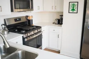 Modern 2 BR Apt Downtown Valpo - EV Charging - Image 2