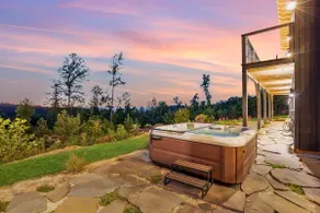 Mountaintop retreat in Bluemont - Image 2