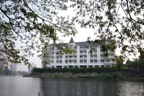 Spacious Riverview 3BHK ideal for Family & Friends - Image 3